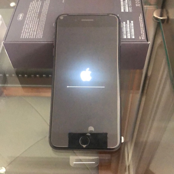 iPhone 8 Plus - Picture 2 of 3